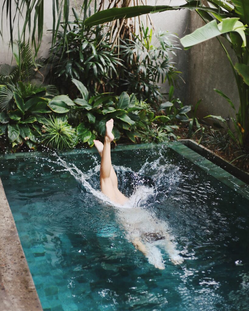 Piscina-acqua-vasca-idromassaggio-giardino-interno